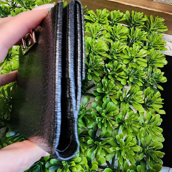 GUC Gucci G Clasp Compact Leather Wallet - Picture 5 of 16